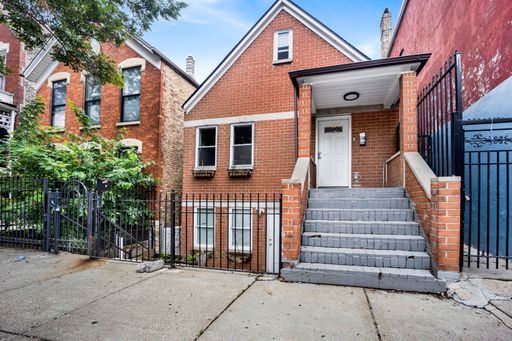 Updated 3-Bedroom Pilsen Apartment with In-Unit Laundry & Central Air – photo 1