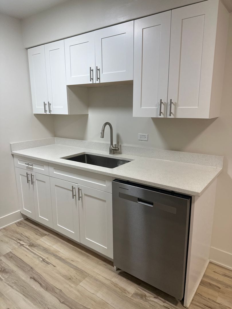 Hillside Apartment: 2121 S. Wolf Road