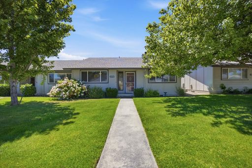 FOR RENT: Nicely finished condo with super location for convenience to Hwy 395 – photo 1