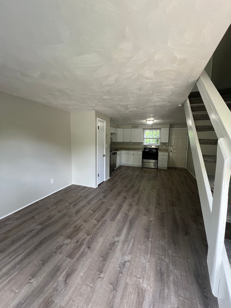 Cheswick Apartment: 101-402 Locust Hill Road