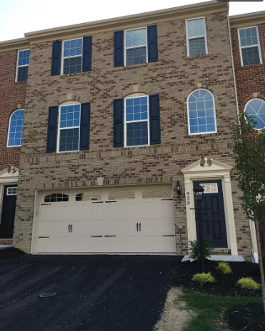 Gorgeous 3 BD/ 2.5 BA Townhouse Available in Wexford!