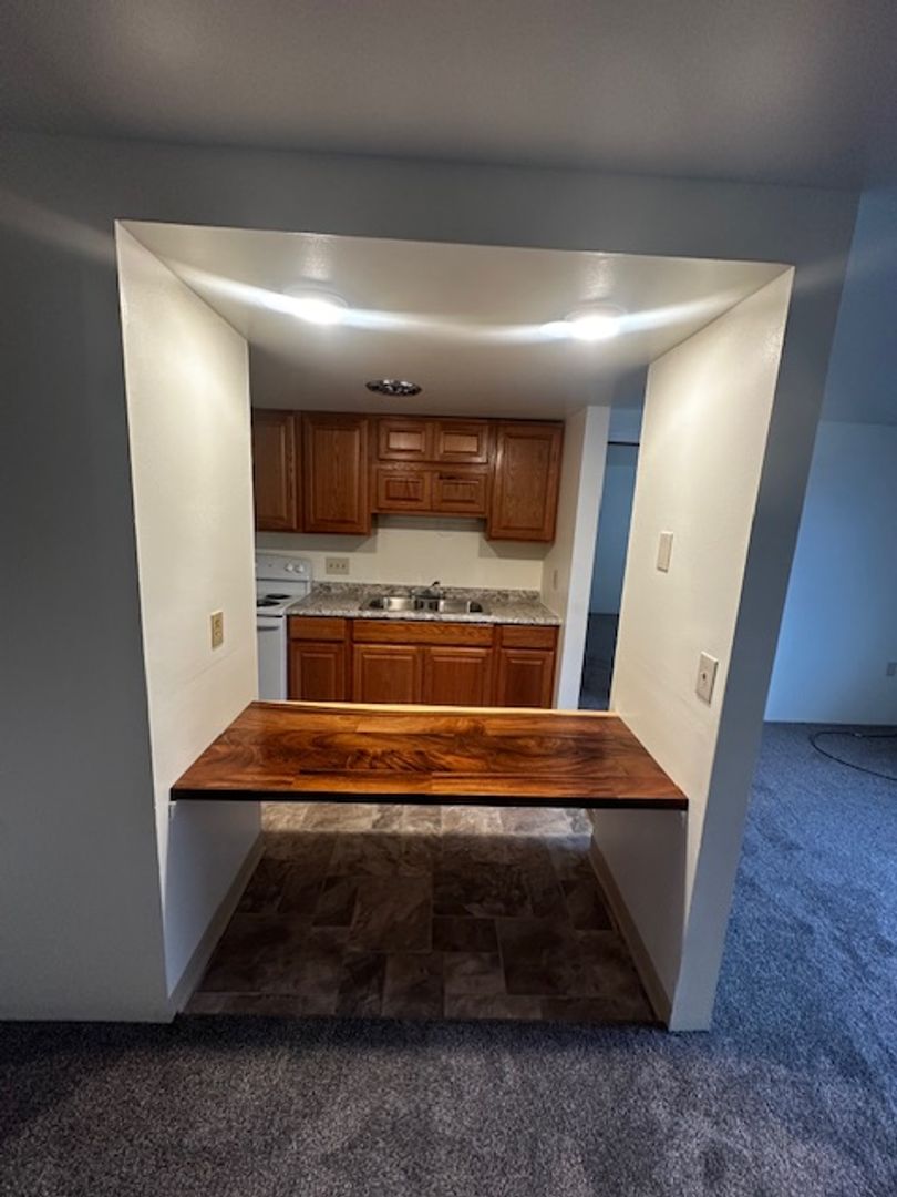 Butler Apartment: 201 Whitestown Village