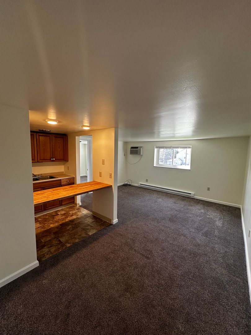 Butler Apartment: 110 Whitestown Village