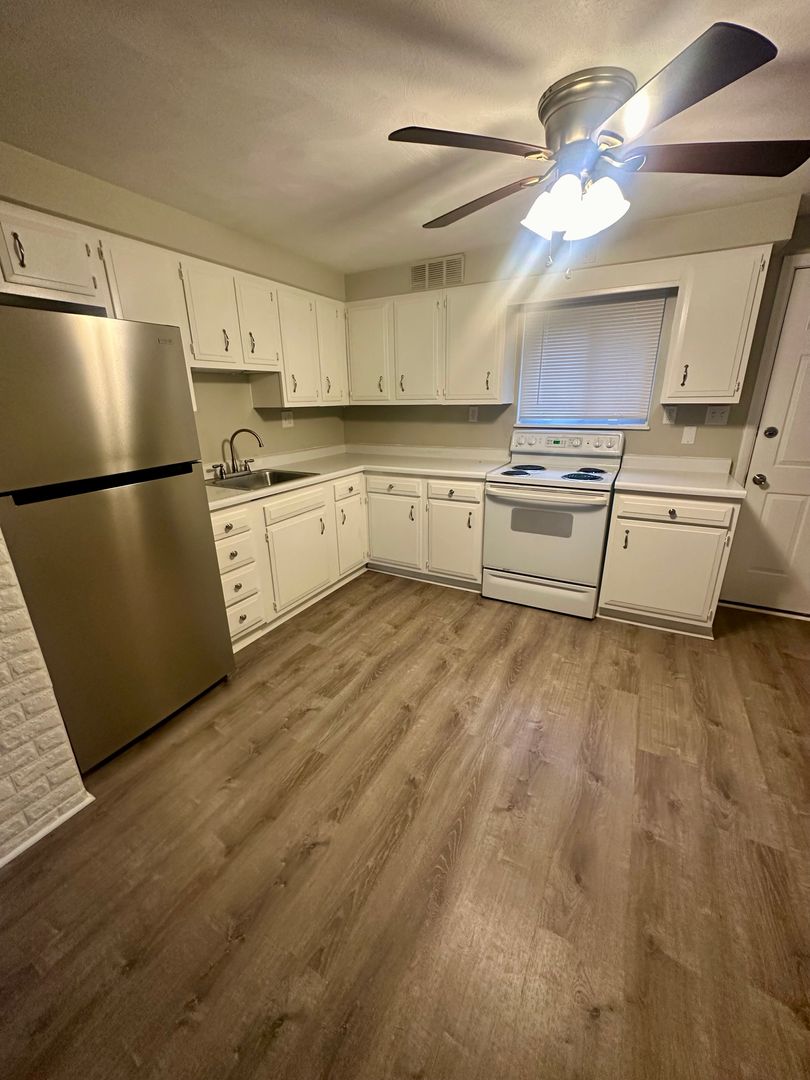 Cheswick Apartment: 101-402 Locust Hill Road