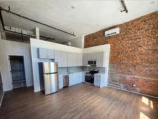 Must See NEW APARTMENT AVAILABLE SEPTEMBER 1st!! – photo 1