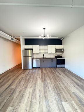 Available NOW | 1 Bed, 1 Bath in Uptown – Unique Industrial Style - First month free with 12 month or longer lease starting October 1 or sooner! – photo 1