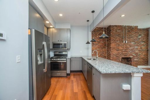 3 Bed, 2 Bath North Shore Apartment Available June 20! – photo 1