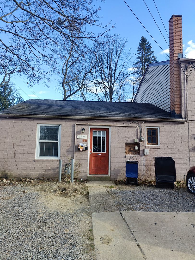 Coraopolis Apartment: 133 -139 Delaware Drive