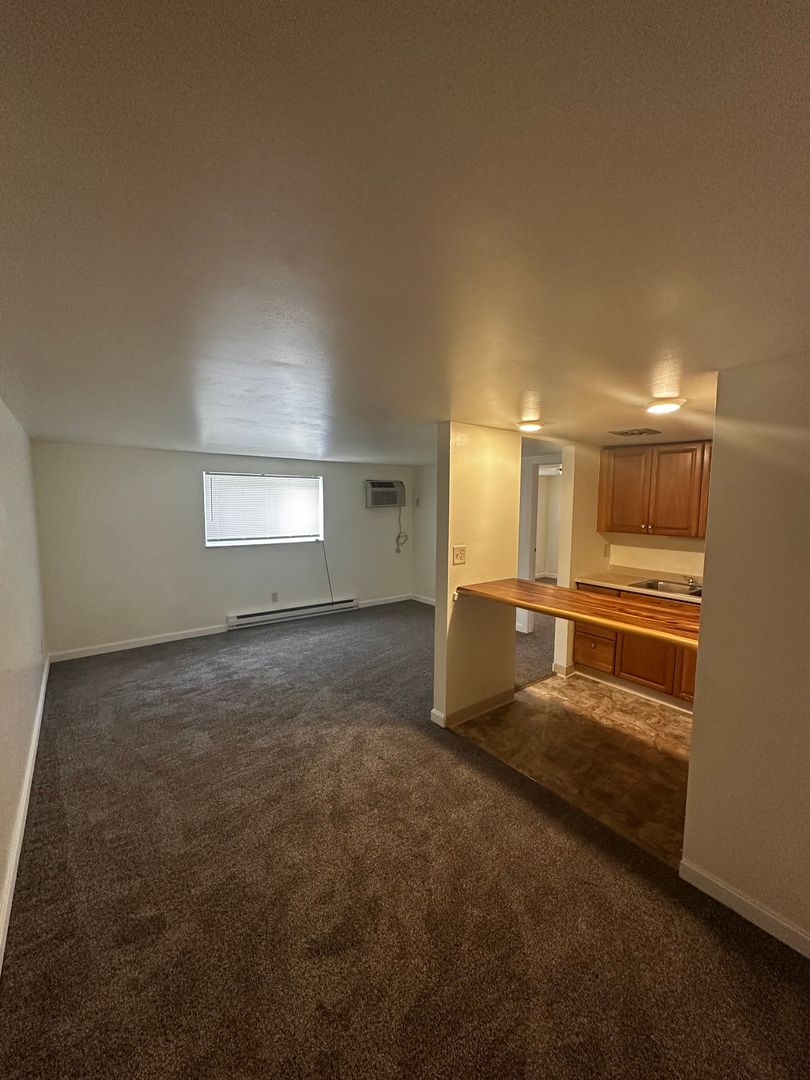 Butler Apartment: 100 Whitestown Village