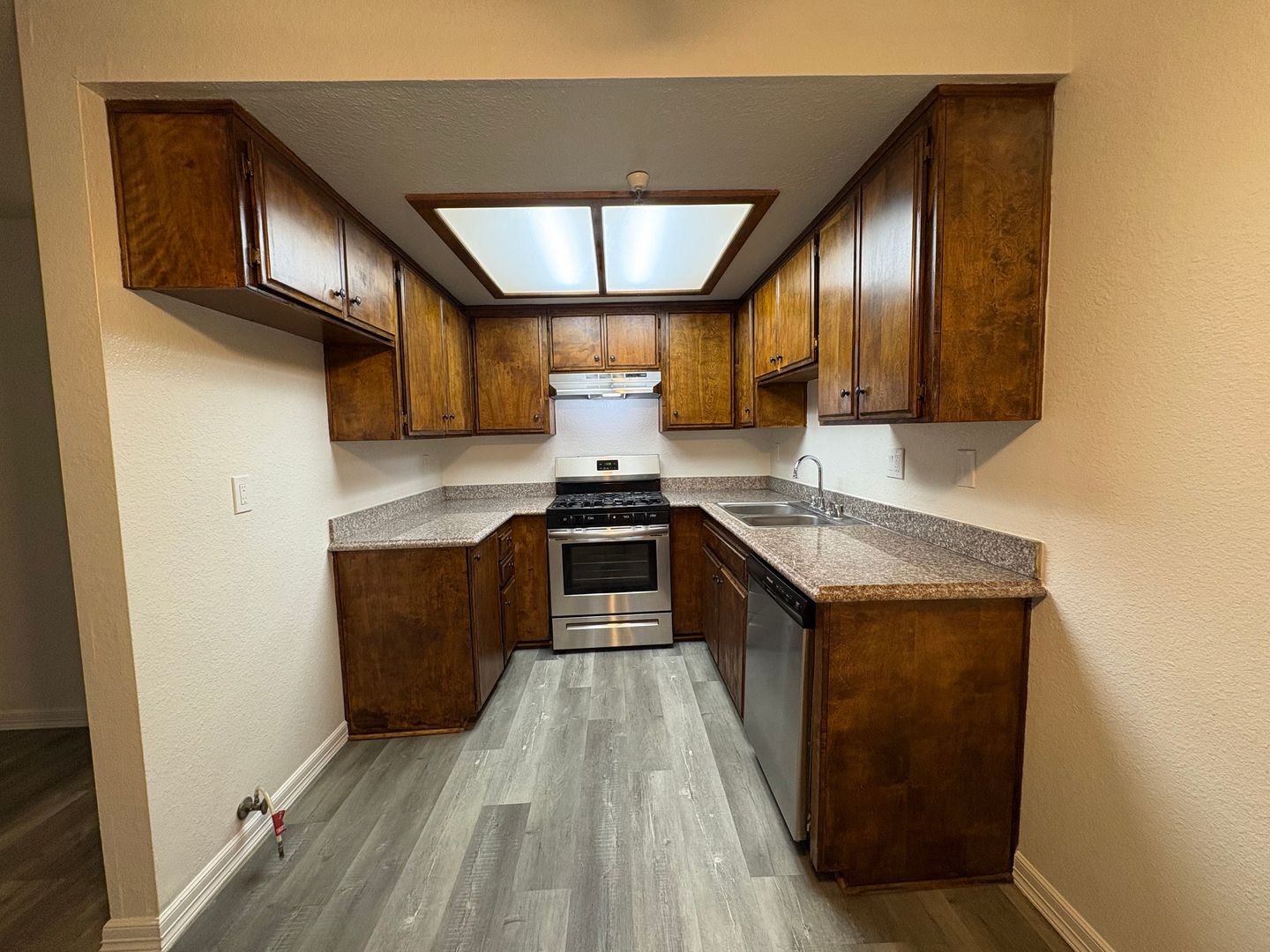 Hawthorne Apartment: 14323 Cerise Avenue