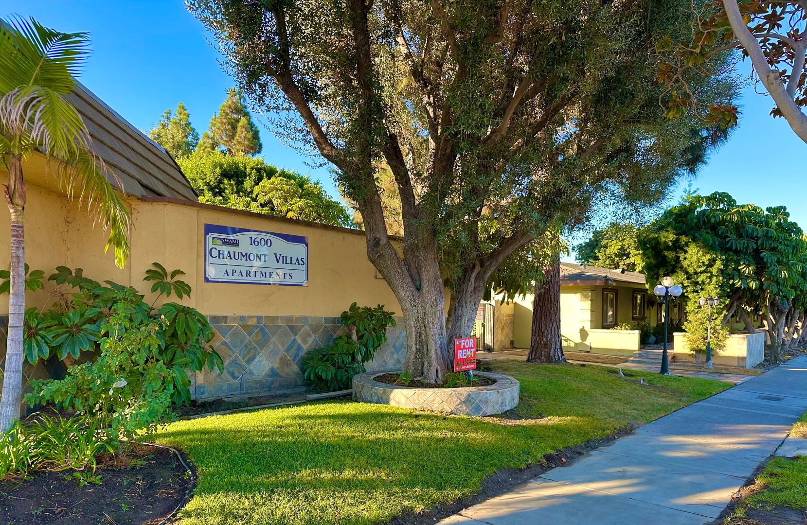 Anaheim Apartment: 1600 W. Broadway