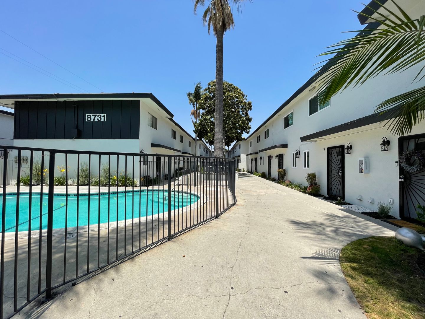 Downey Apartment: 8731 & 8735 Imperial Hwy