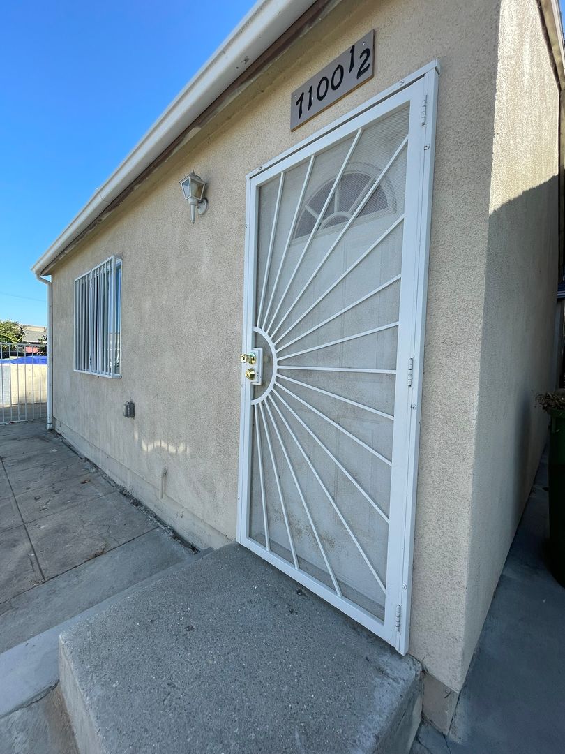 Los Angeles Apartment: 7100 S. Figueroa St.
