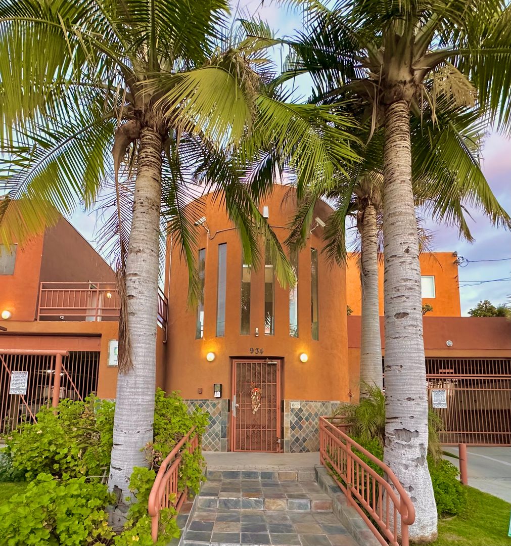 Inglewood Apartment: 934 N. Cedar Street