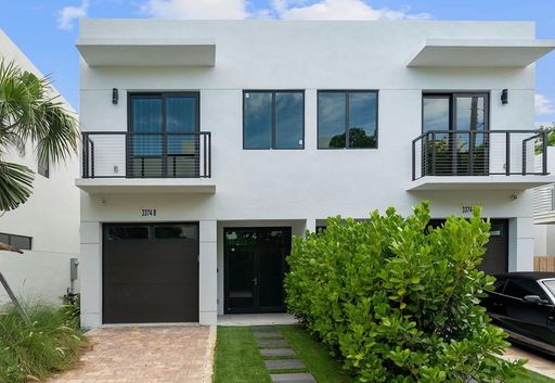 Amazing 3 Bed/2.5 Bath townhouse in the heart of Coconut Grove. – photo 1
