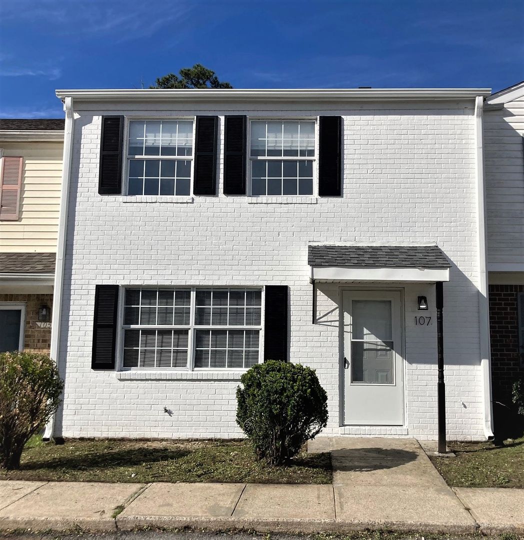 Jacksonville Townhome: 107 Villa Drive