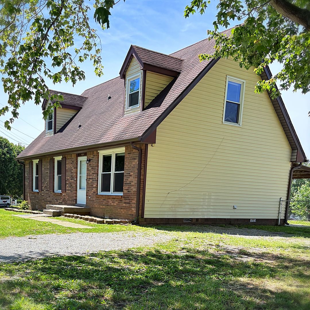 Clarksville House: 404 Carter Rd.