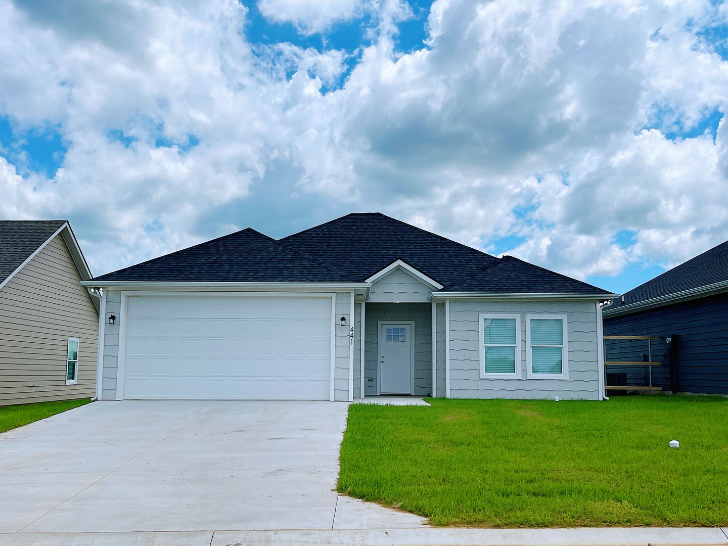 Quiet neighborhood/Open floor plan/Paved street/Gutter/Foam insulation 