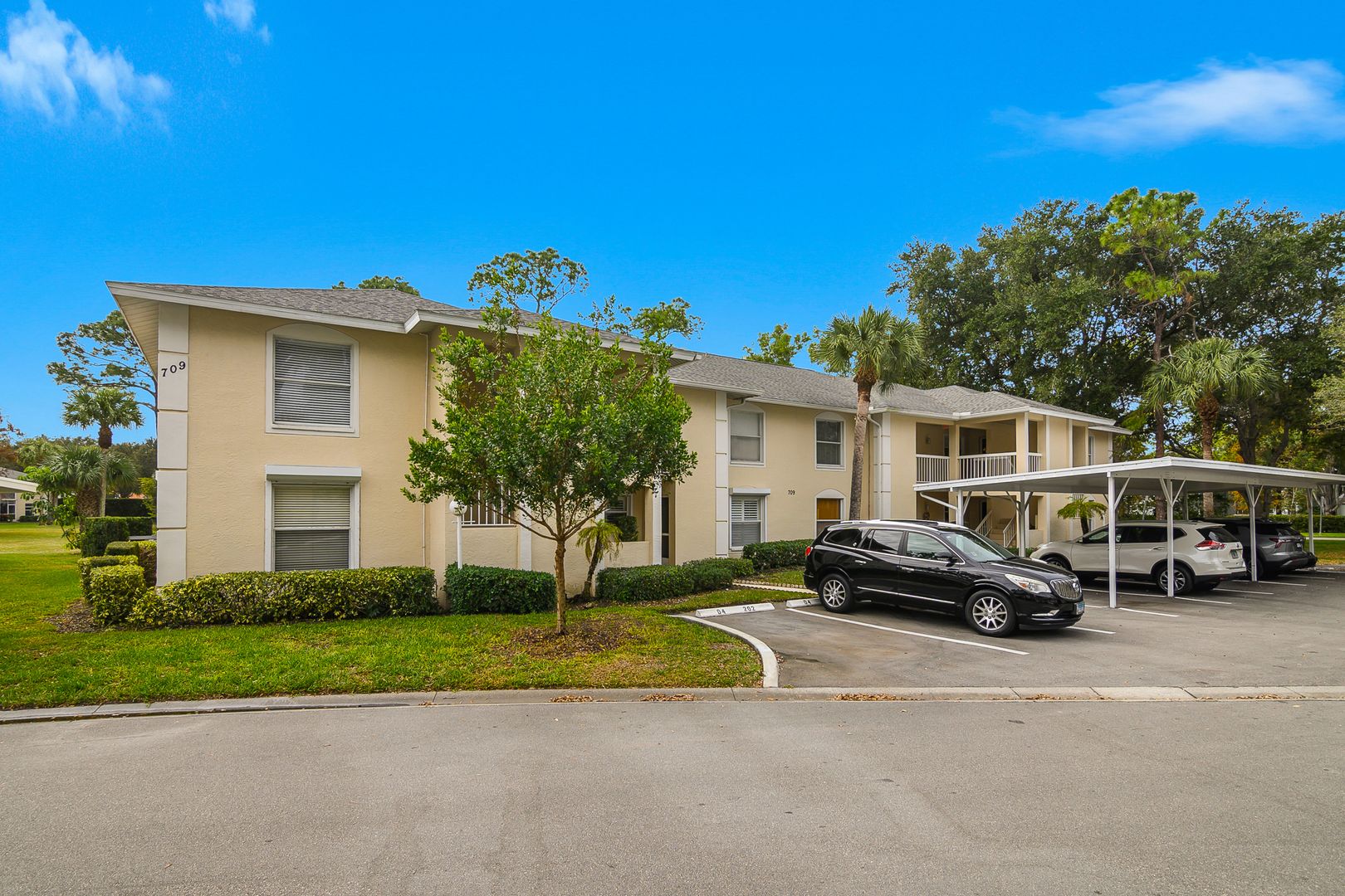 Naples House: 709 Landover Circle