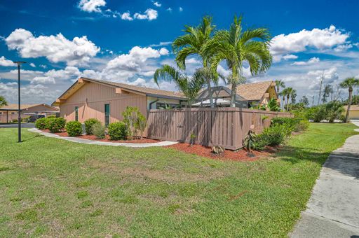 NOW AVAILABLE - Cozy Furnished Villa in Royal Woods! – photo 1