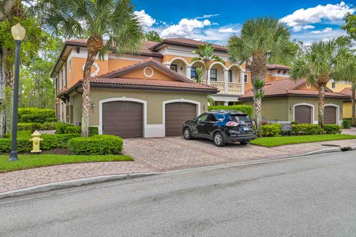 NOW AVAILABLE - Spacious Townhouse in Naples with 1 Car garage – photo 1