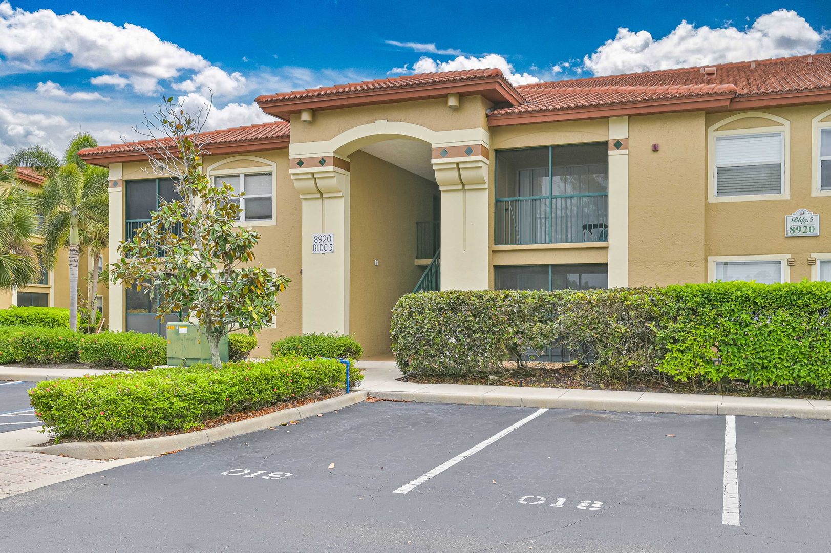 Bonita Springs House: 8920 Colonnades Ct E #514