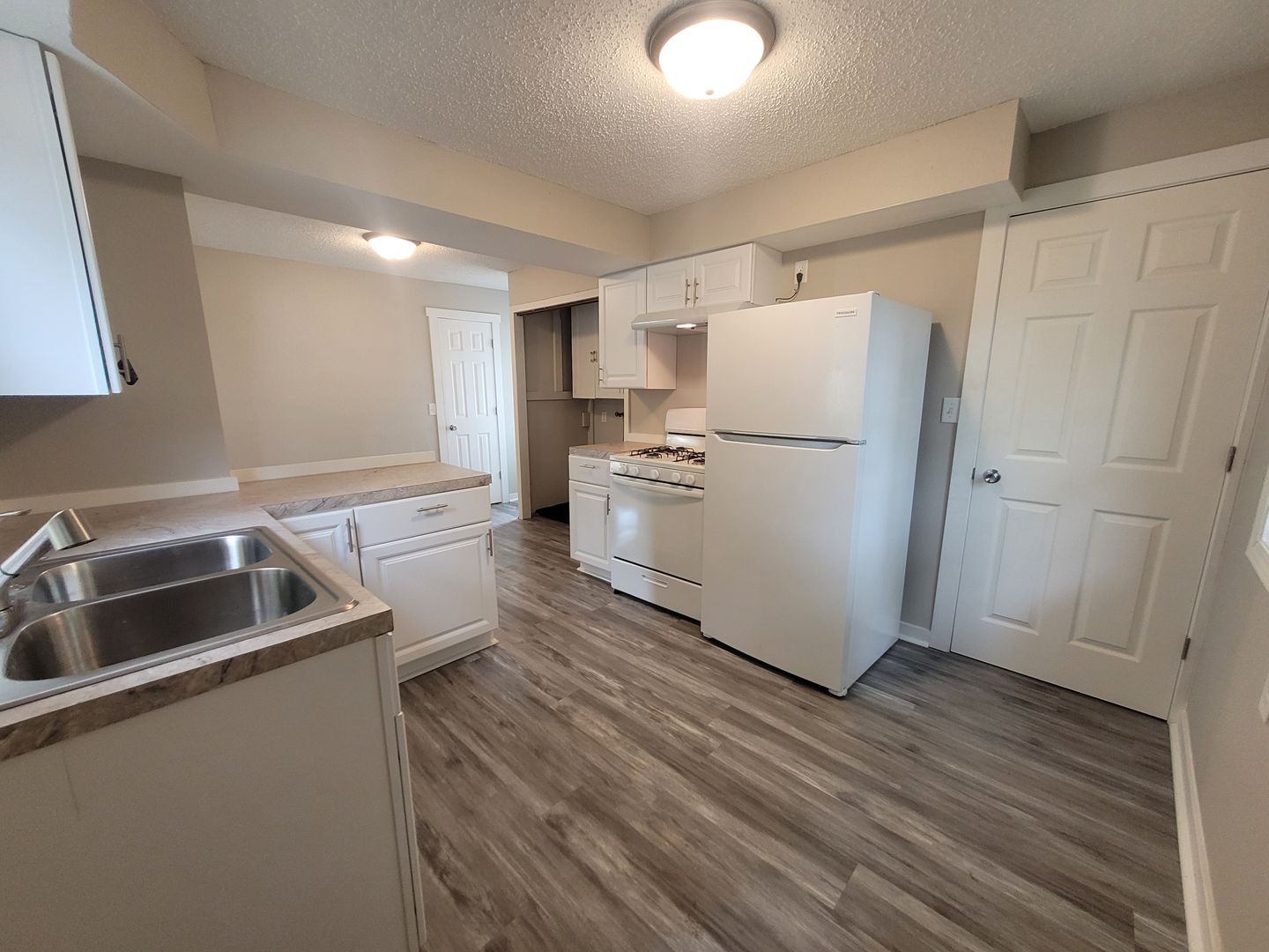 Des Moines House: 3220 East University Avenue