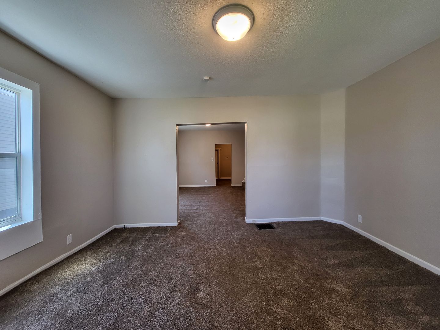 1527 Des Moines Street 4 of 12