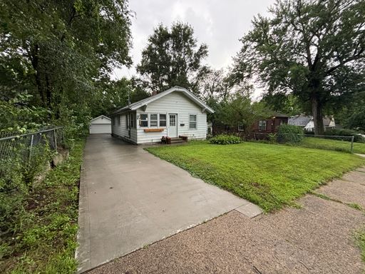 2 Bedroom, 1 Bathroom home with large garage – photo 1