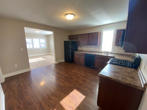 4 Bedroom Home just 3 minutes from downtown with detached garage! – photo 1