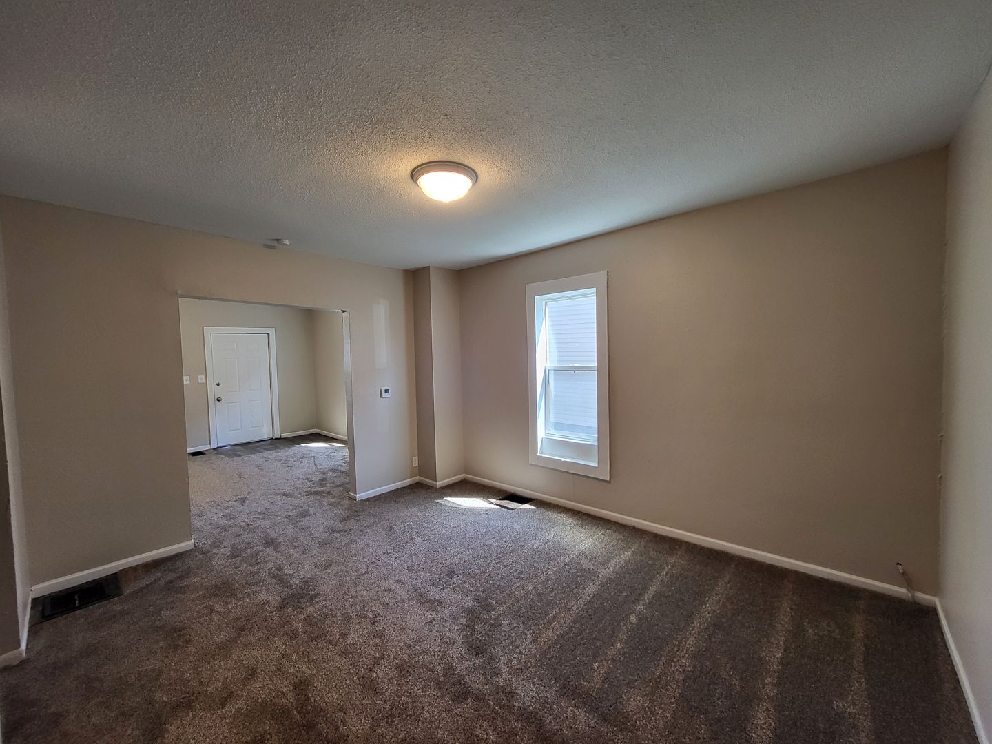 1527 Des Moines Street 2 of 12