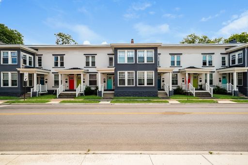 Renovated 2-Bedroom Flat with Private Entry and Off-Street Parking – photo 1