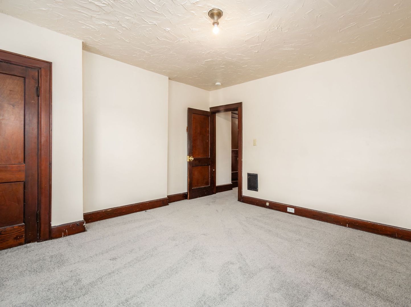 Columbus Apartment: 2086-2090 N 4th St