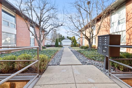 1-Bedroom Grandview Heights Apartment with Parking and Storage – photo 1