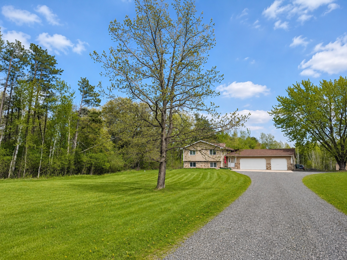 Lino Lakes House: 614 Pine St