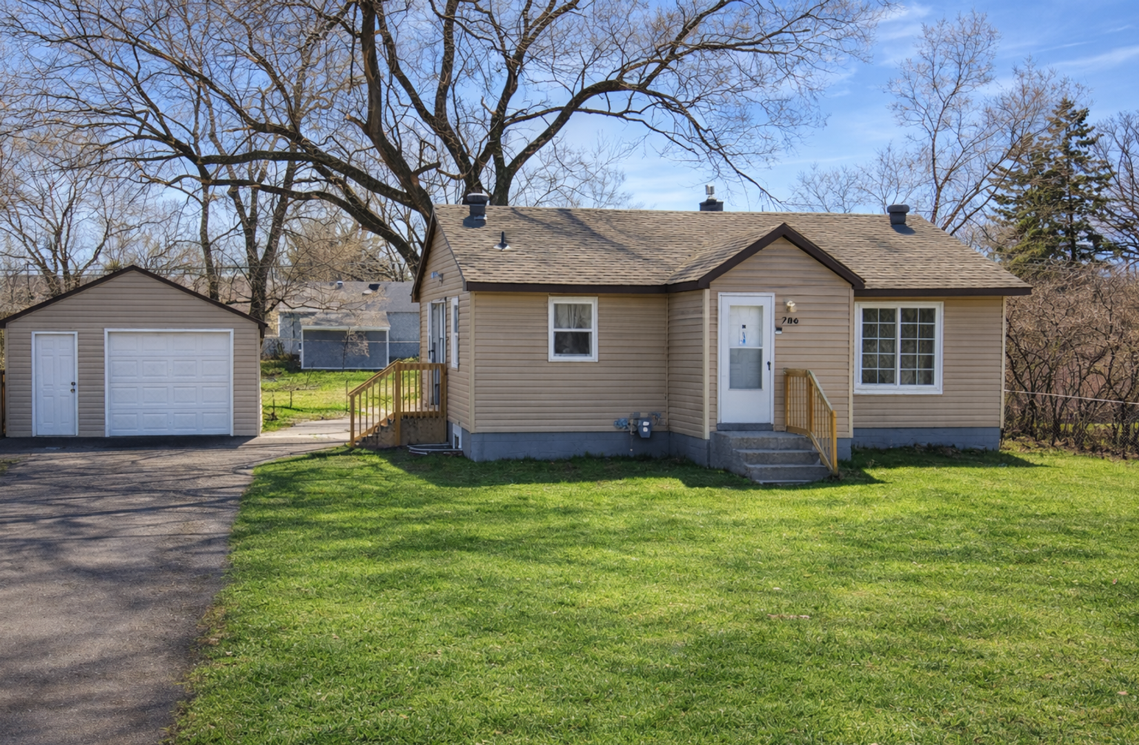 Spring Lake Park House: 786 Sanburnol Dr NE