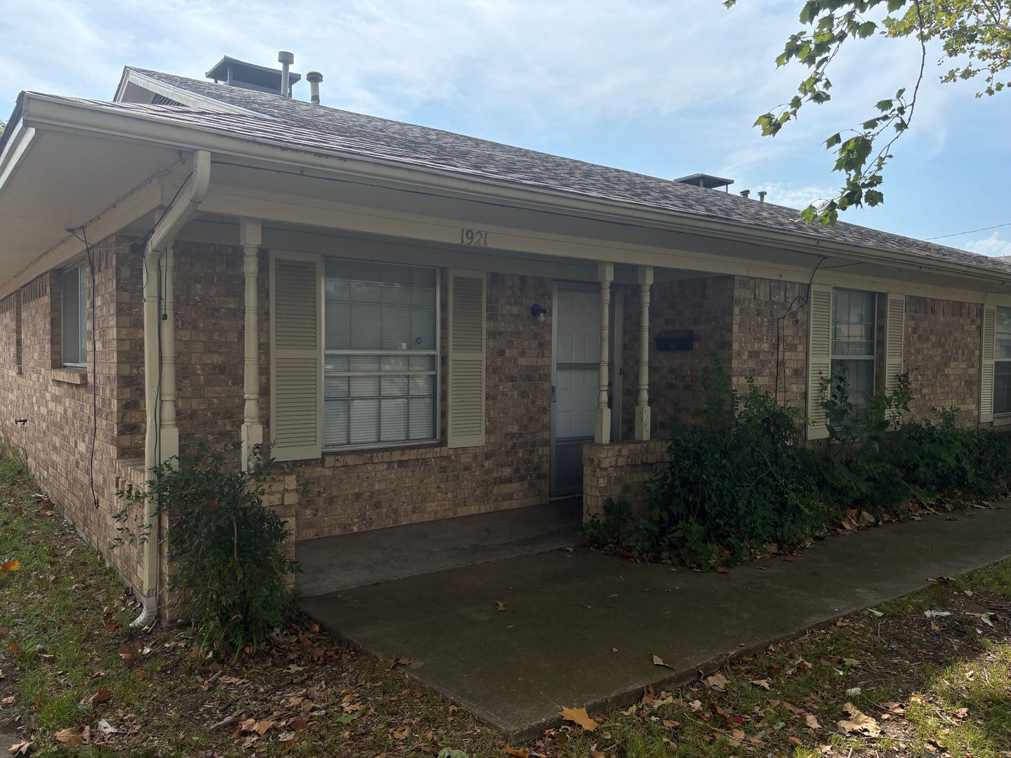 Sherman Apartment: 1921/1923 Yarborough Dr.