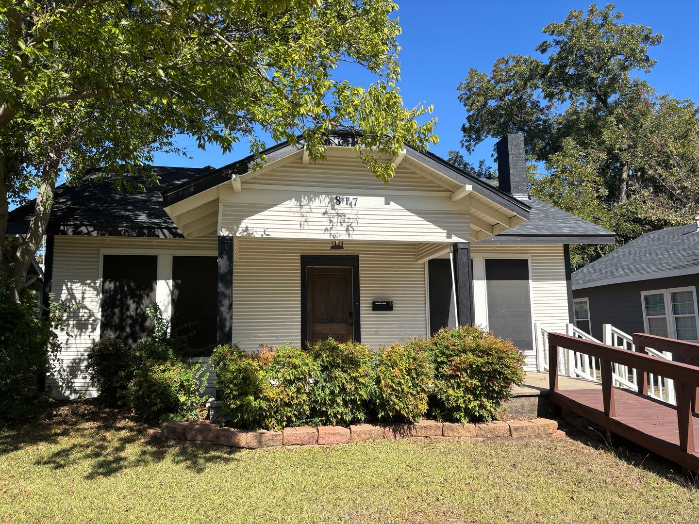 Sherman House: 817 W Fischer St