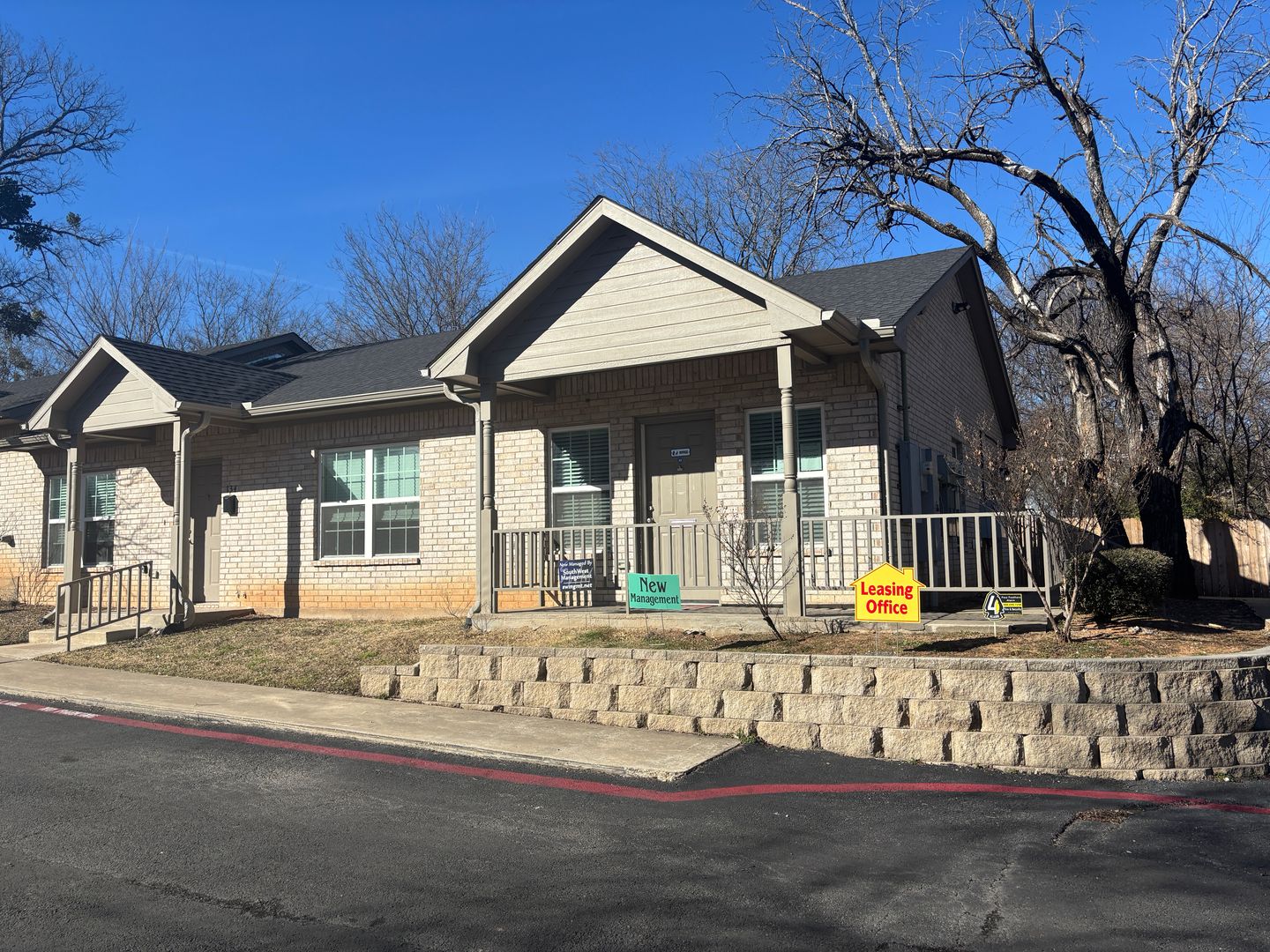 Sherman Apartment: 820 N Sam Rayburn Fwy