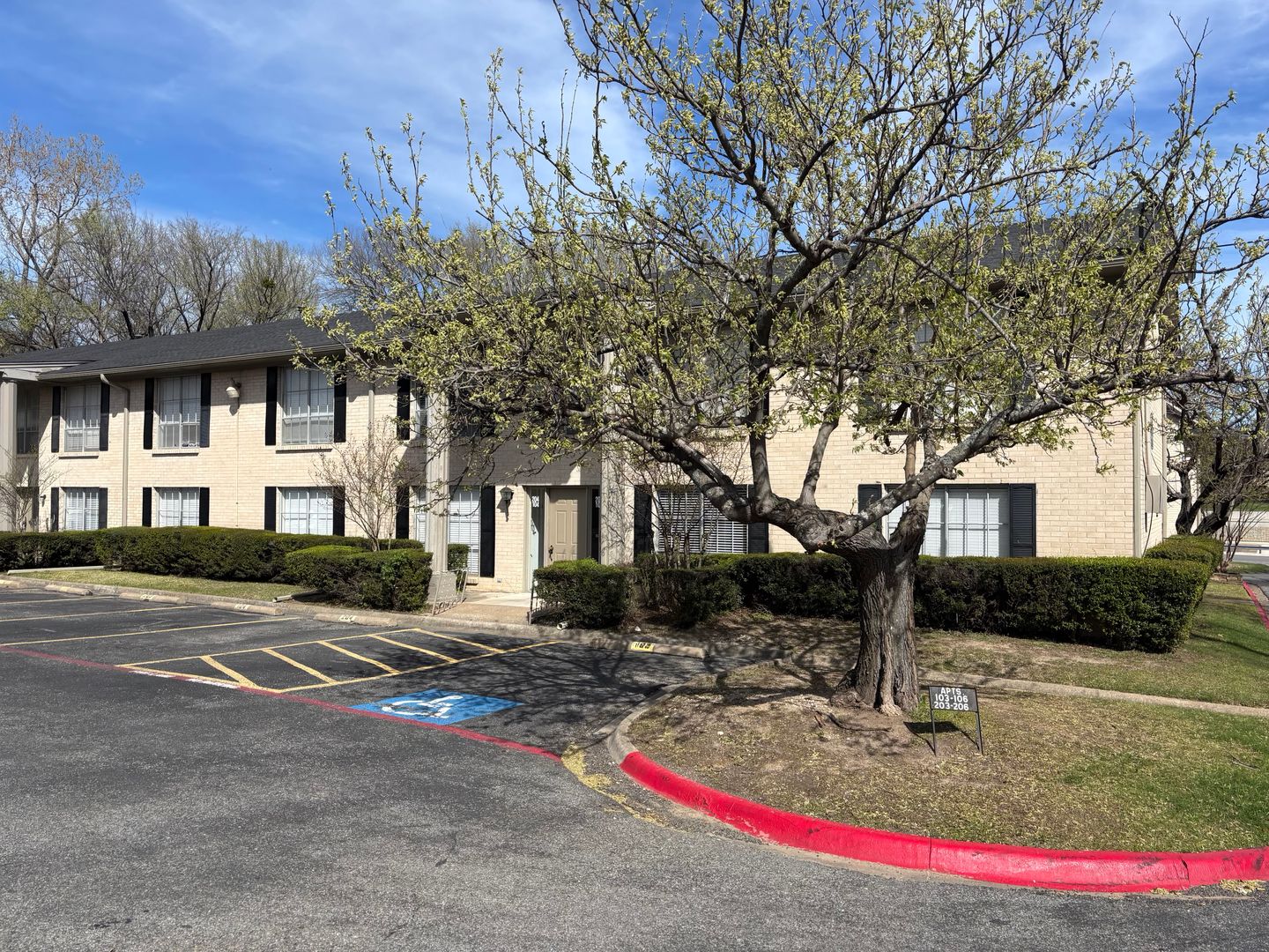 Sherman Apartment: 820 N Sam Rayburn Fwy