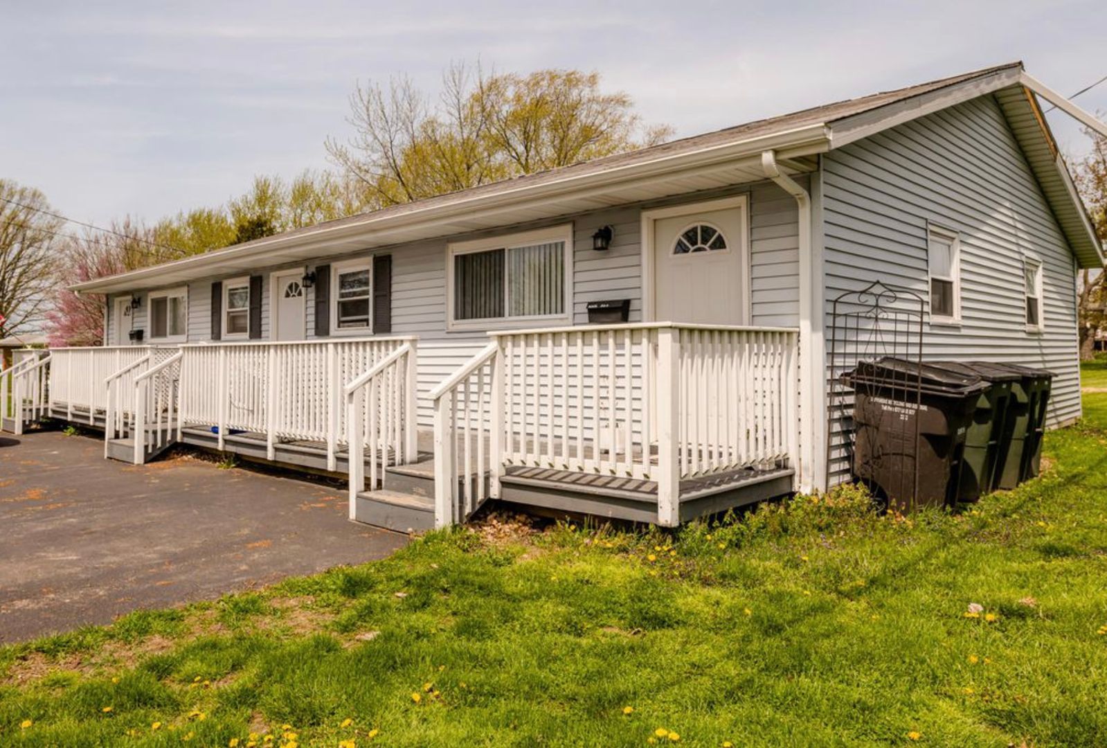 Three Oaks Apartment: 212 W Locust St.