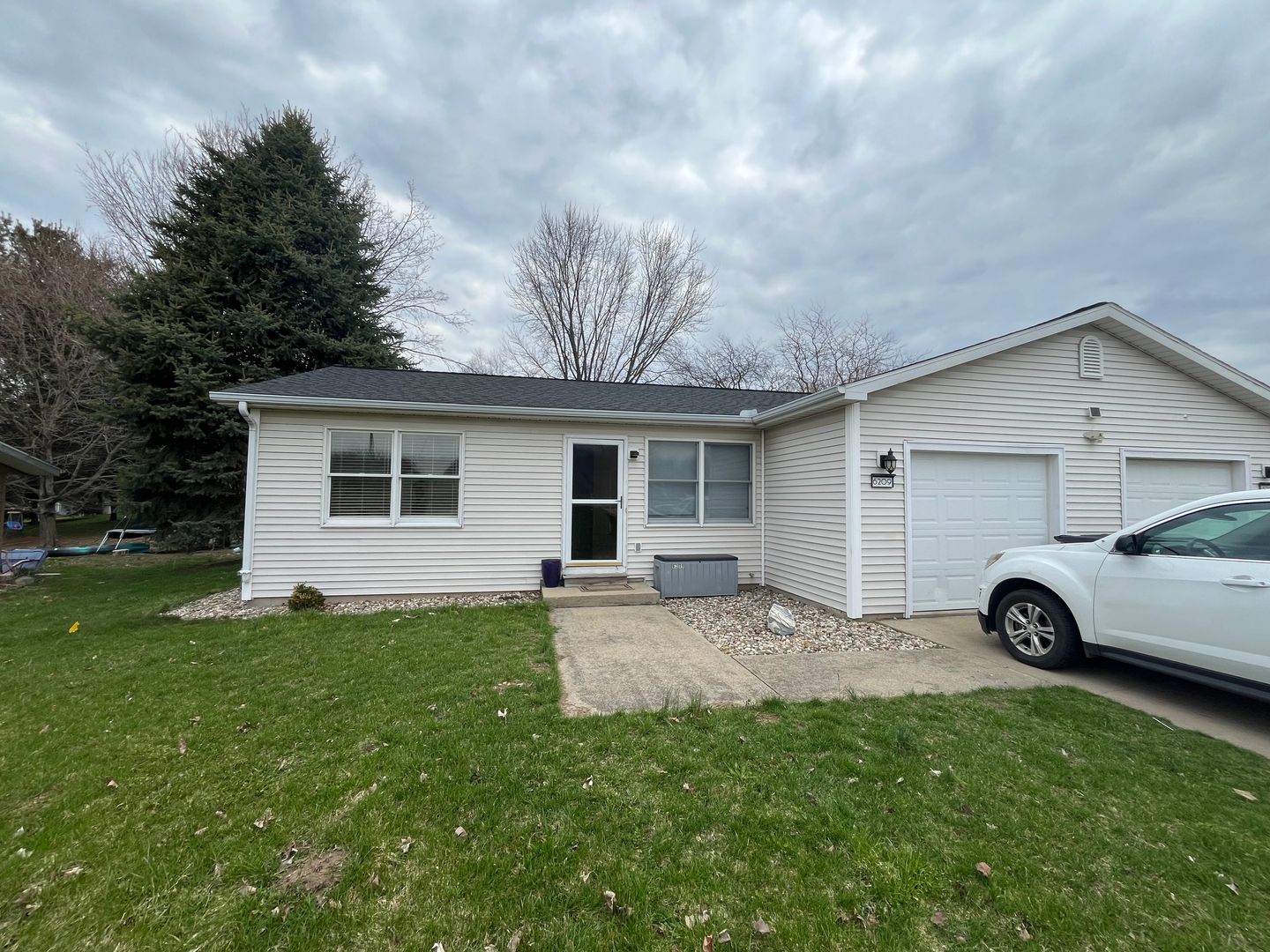 Eau Claire Apartment: 6209-6211 Hipps Hollow