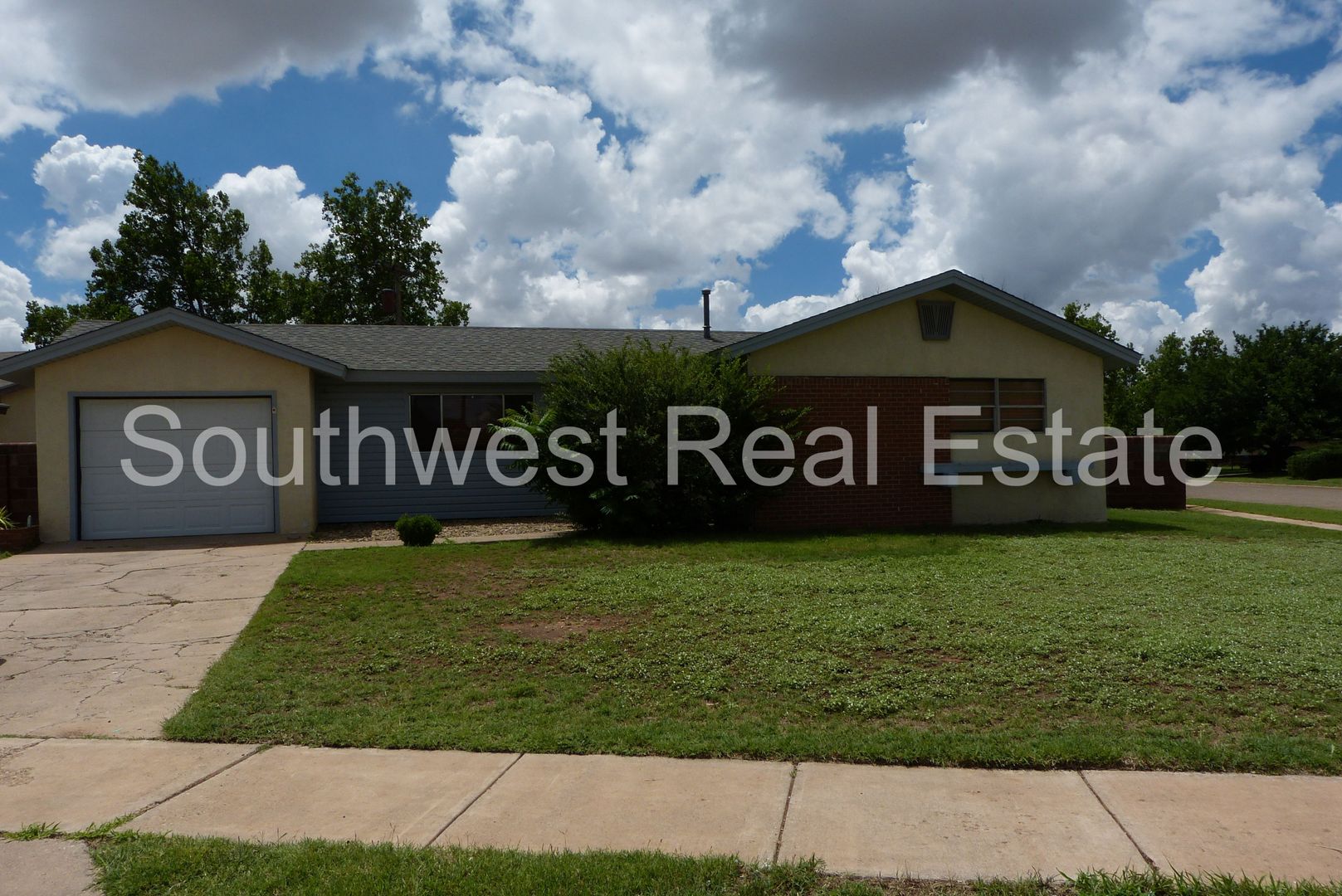 Clovis House: 917 W. Plains Ave.