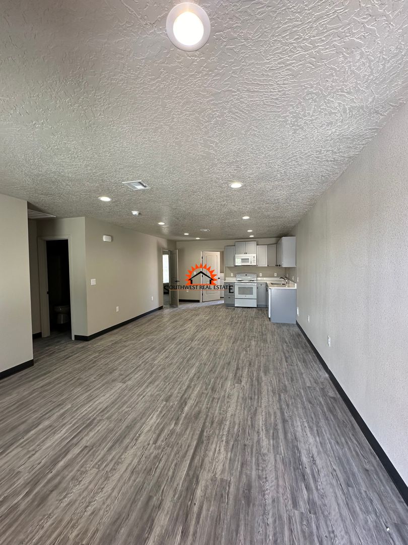 Portales Apartment: 1504 S. Ave G