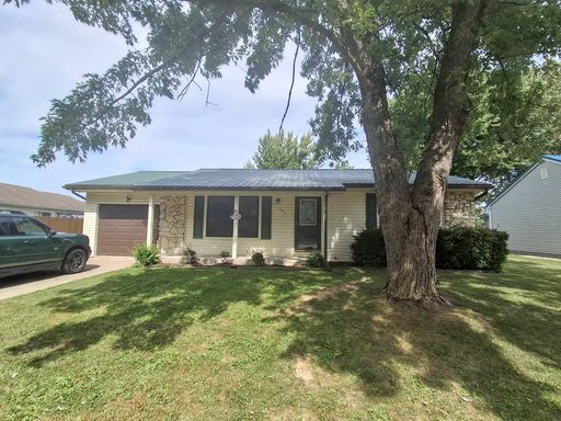 Charming 3-Bedroom Home with Fenced Yard, Central Air & 2-Car Garage! – photo 1