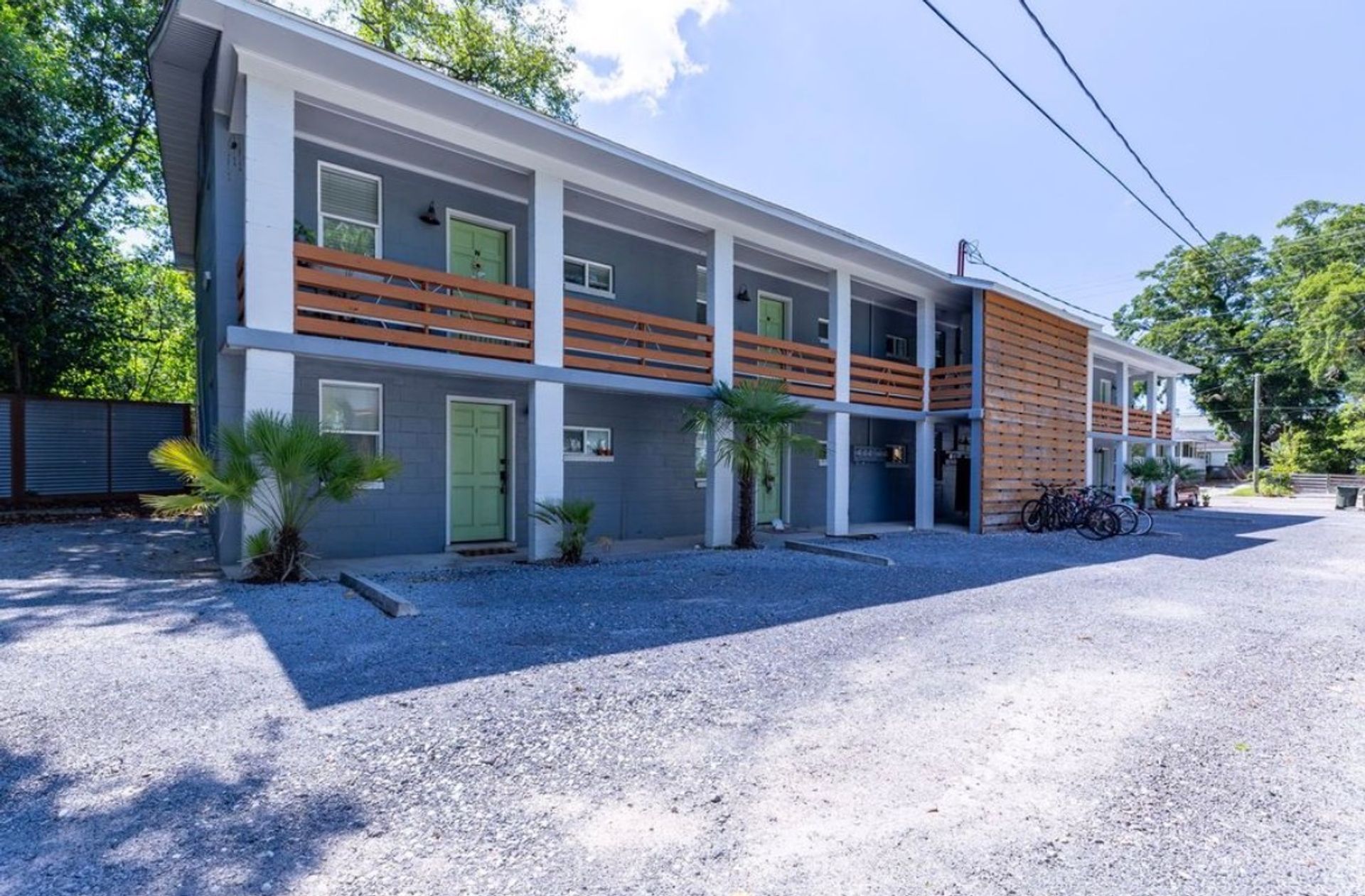 Charleston Apartment: 1079 Bexley St