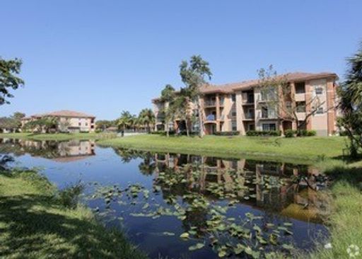 Spacious Unit! Up to 3 Months Off! – photo 1