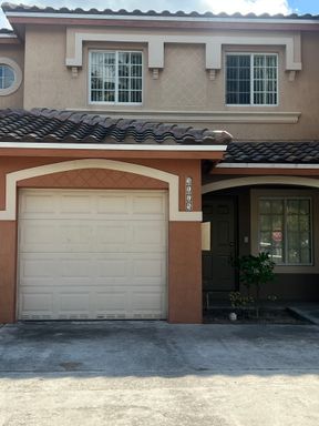 Beautiful Townhouse! Up To 3 Months Free – photo 1