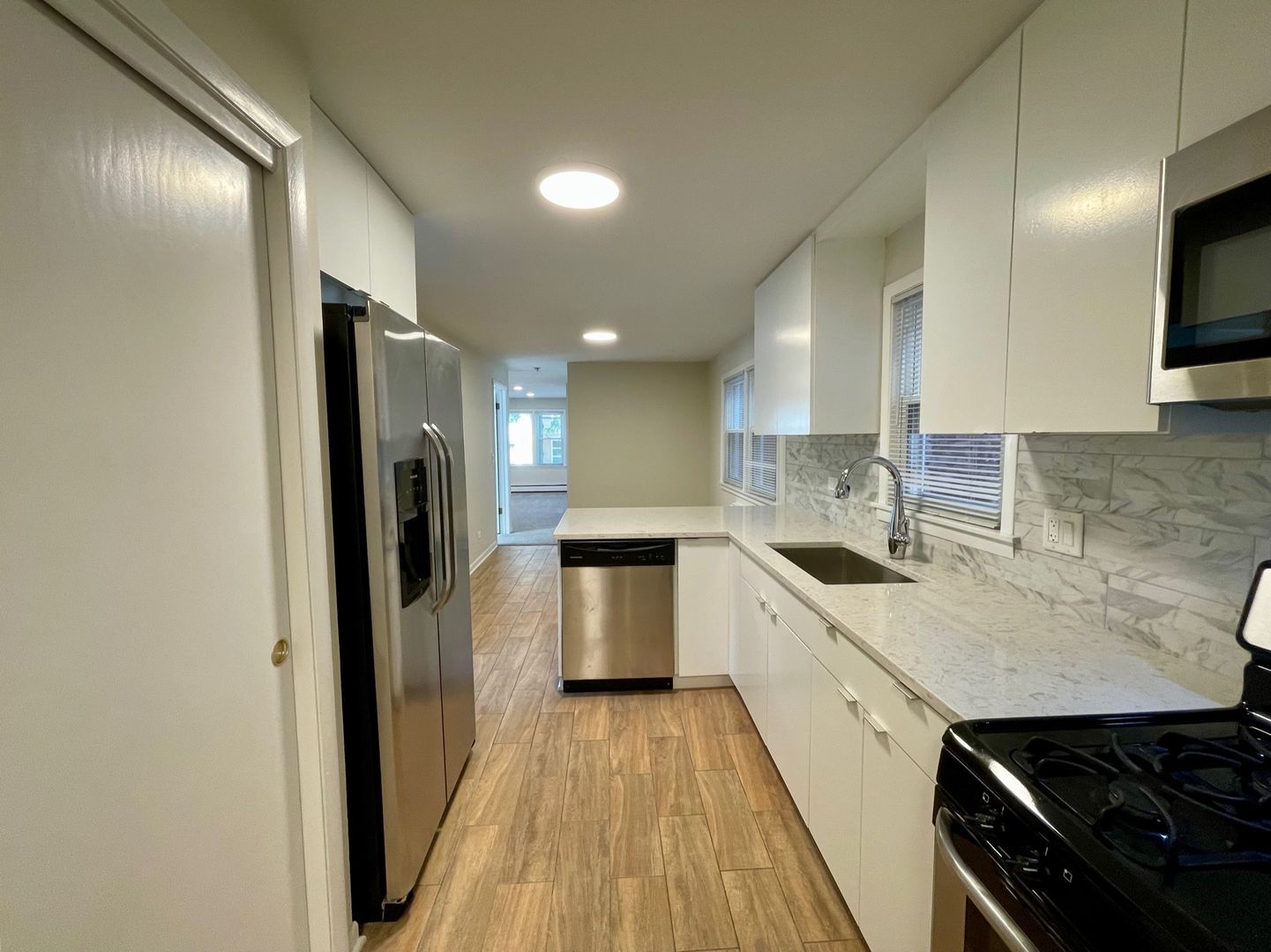 Chicago Apartment: 5647 W Lawrence Ave