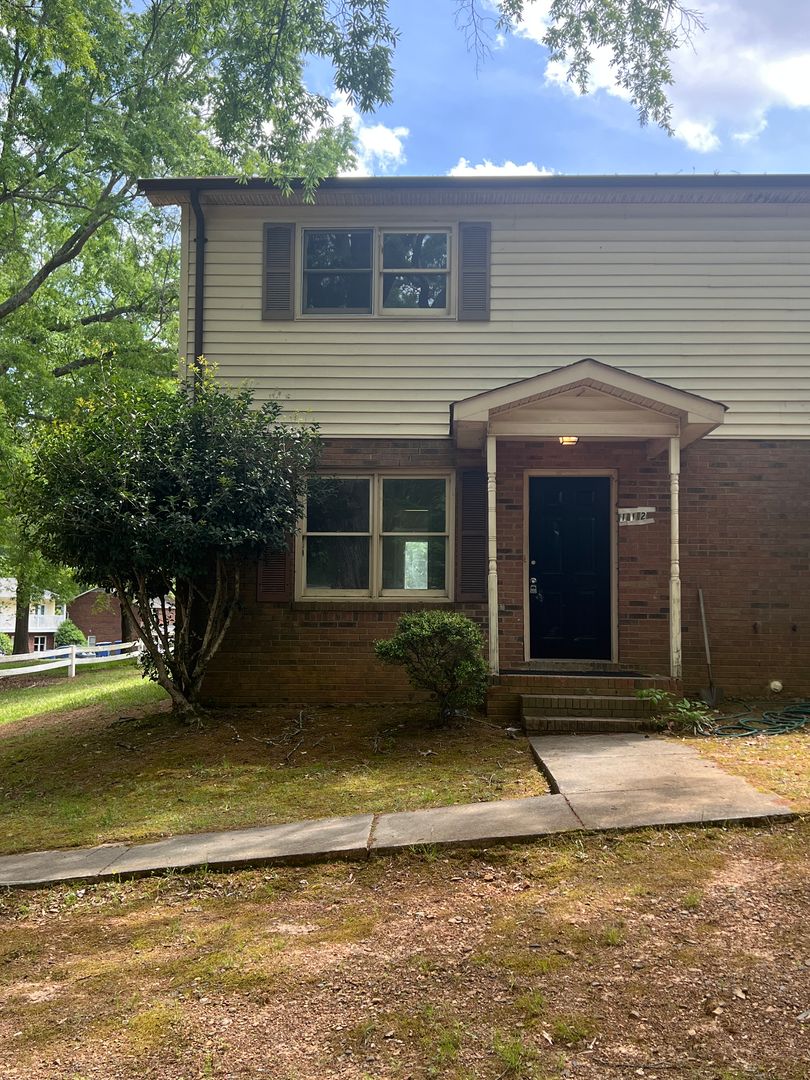 Wingate Townhome: 112 Colonial Circle